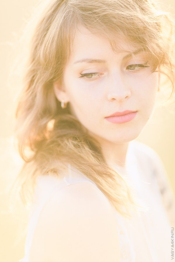 Роскошная фотография свадебного торта с декоративными цветами и фруктами