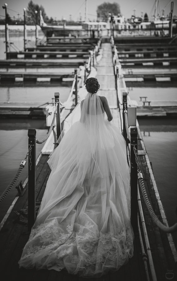 Море розовых и белых цветов, создавая ковер на фоне свадебного обеда, делает это изображение по-настоящему незабываемым