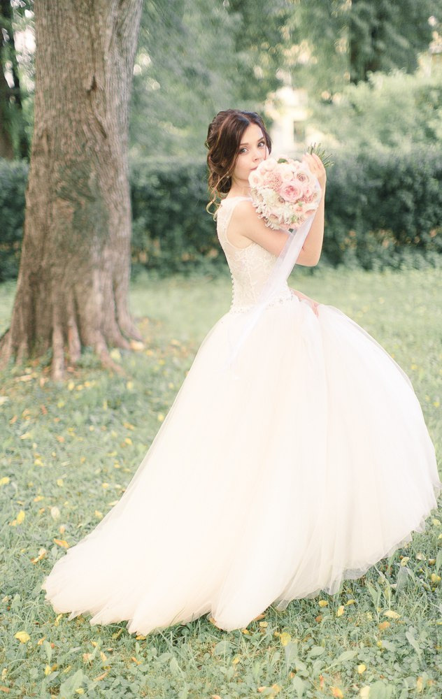 Невеста, выходящая за дверь, окруженную сияющими огнями и действующими факелами, в ожидании своего будущего мужа