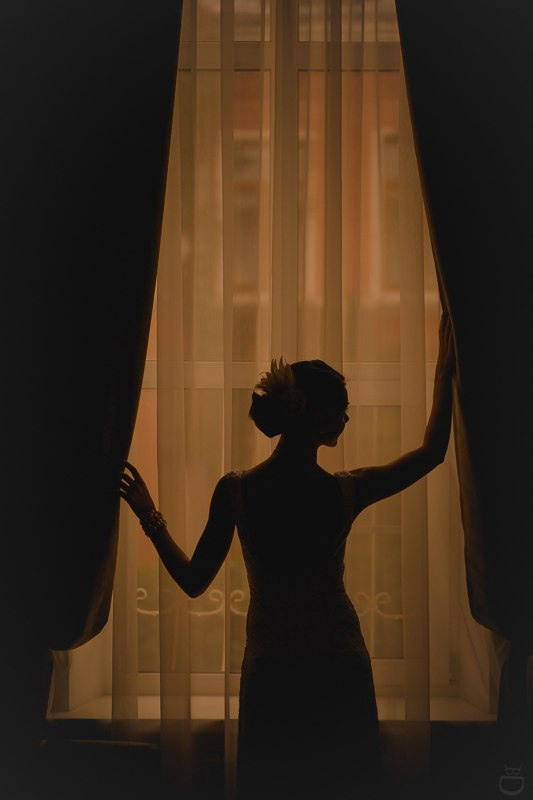 Воздушные шары и цветастые ленты создают веселую и радостную атмосферу на этой яркой свадебной фотографии