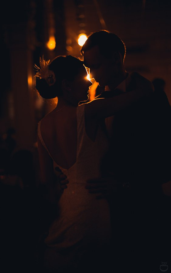 Молодой и невеста, держащие за руки, смотрящие друг другу в глаза, создающие момент их интимности