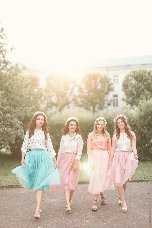 Роскошная свадьба в Ярославле: молодожены идут по дорожке с живыми цветами и светящимися фонарями, вокруг них летают бабочки