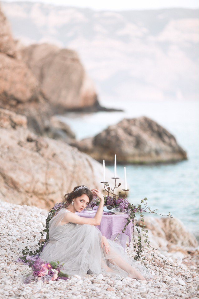 Блики солнца на свадебном кольце, создающие ощущение сияющей бесконечности