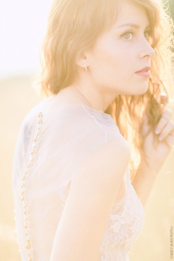 на фоне золотистых деревьев