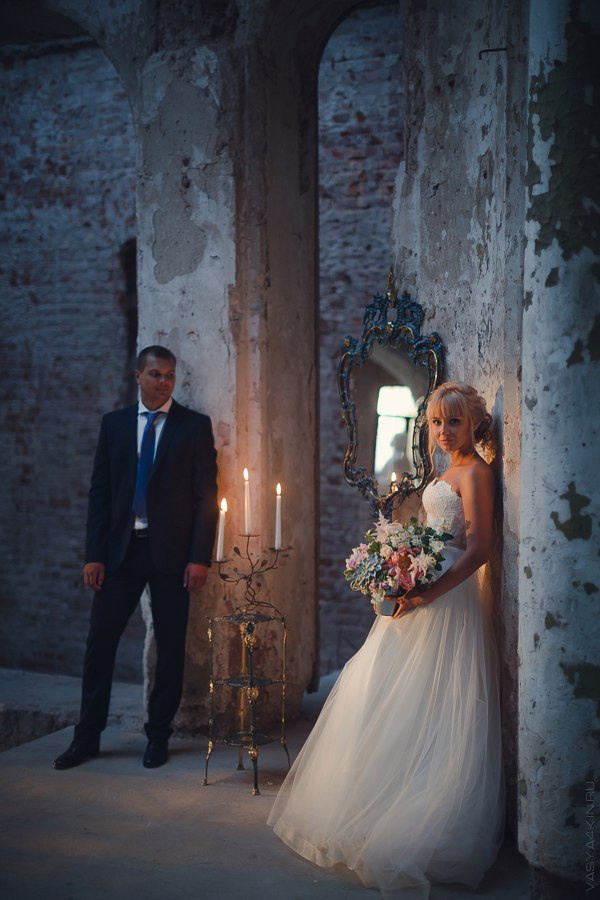 Нежное прикосновение жениха к невесте напоминает им о их объединенных усилиях вместе на этой эмоциональной свадебной фотографии