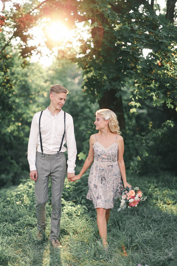 Сияющая невеста, стоящая рядом с окошком, олицетворяющая свет и радость в этом спокойном и тихом районе