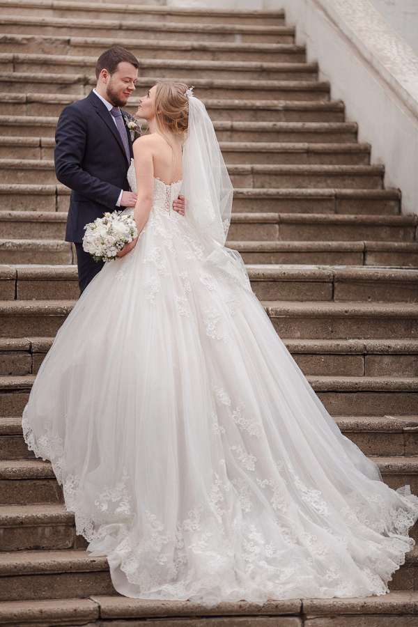 Молодая невеста в шикарном платье с блестками и кристаллами