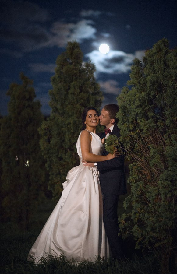 Невеста и жених смотрят друг на друга с такой верой и теплотой, что их чувства искрятся на этой романтической свадебной фотографии