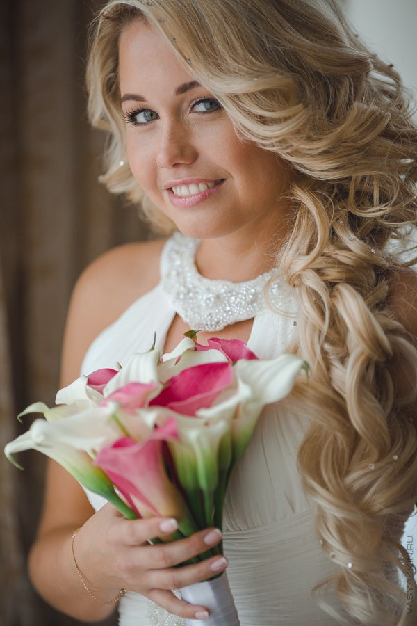 Фото молодых среди цветущих сиреневых деревьев, создающих впечатляющий и романтический образ