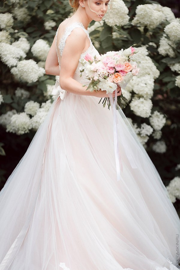 Новобрачные бродят по ностальгическому промышленному району, создавая атмосферу упущенных возможностей и индивидуальности