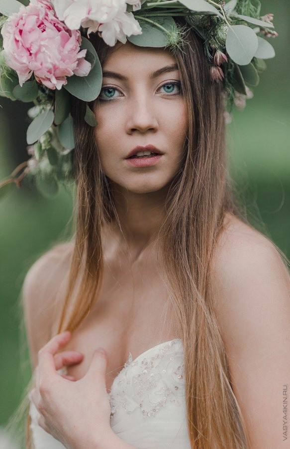 Сияющая невеста и счастливый жених, поцелуя друг друга под деревом, освещенным тысячами разноцветных огней