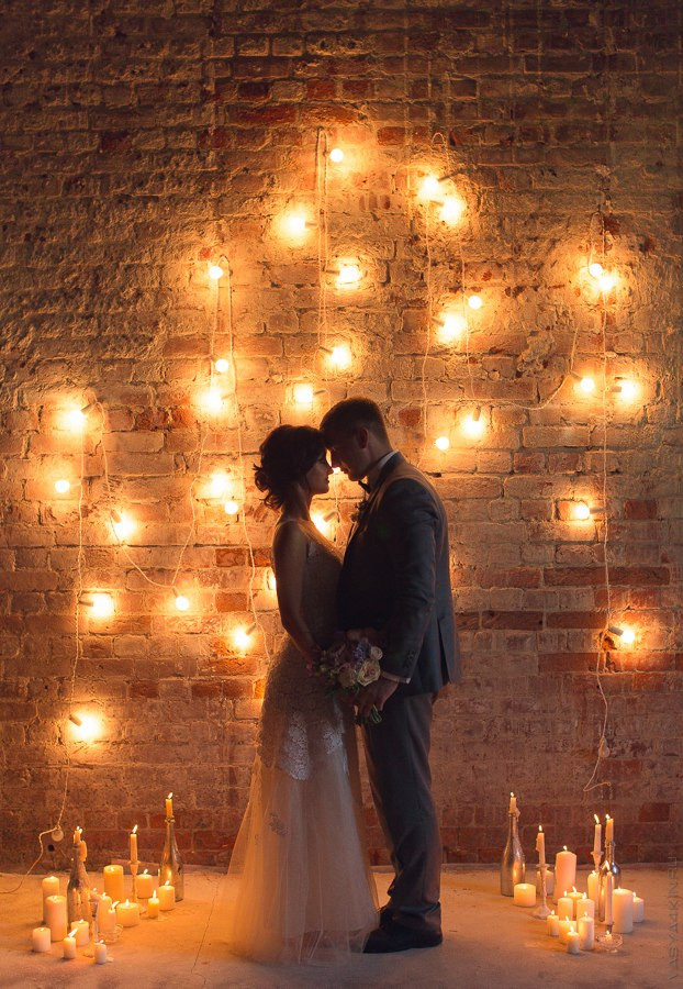 Легкий пляжный бриз поцеловал вуаль невесты, создавая атмосферу волшебства на этой свадебной фотографии