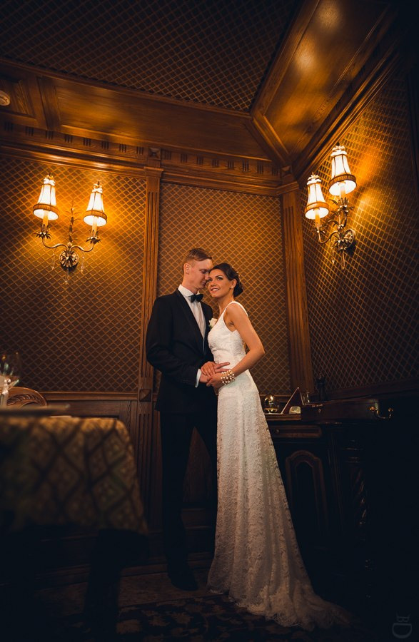 Поцелуй невесты на щеке жениха прекрасно запечатлен на этой фотографии, раскрывая глубину и искренность их чувств