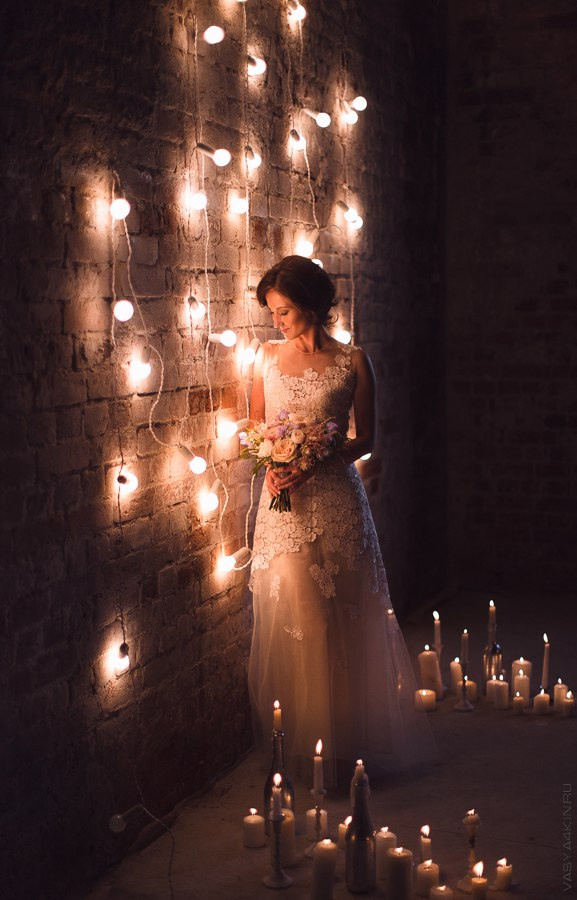 Отражение пары в воде создает атмосферу загадочности и двойственности на этой захватывающей свадебной фотографии