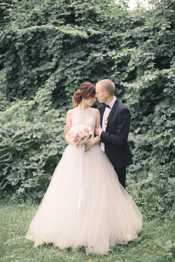 Невеста и жених смотрят на закат с моста, окруженного буйными реками, символизирующими их стремление покорять все вместе