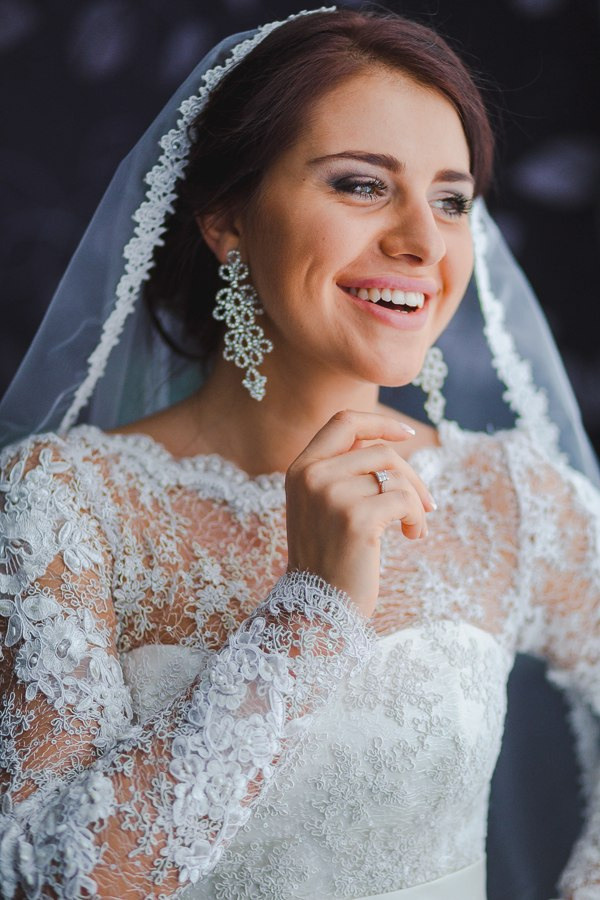 Невеста и жених лежат на цветочном лугу, смотря на звездное небо, создавая ощущение безконечности и восхищения