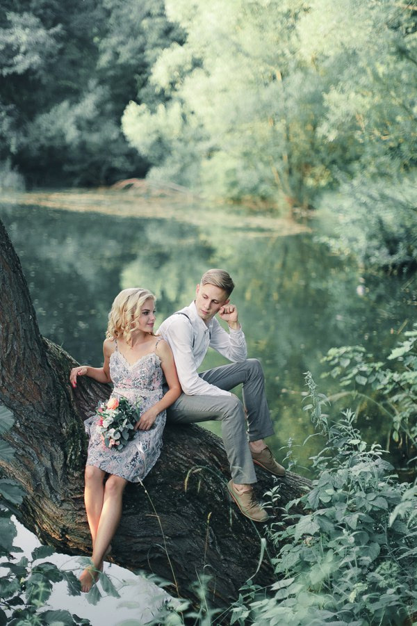 Ласковый взгляд жениха на невесту