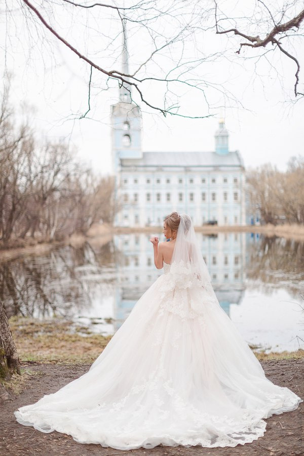 Влюбленная пара, смотрящая друг на друга с нежностью и преданностью на фоне вечернего заката