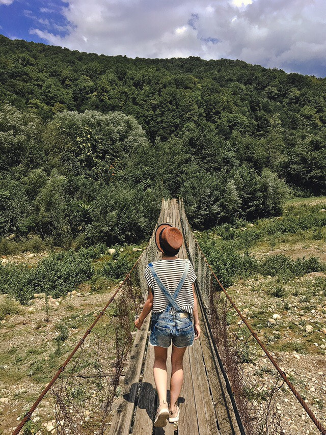 Фотография свадебных колец на фоне миндальных цветов