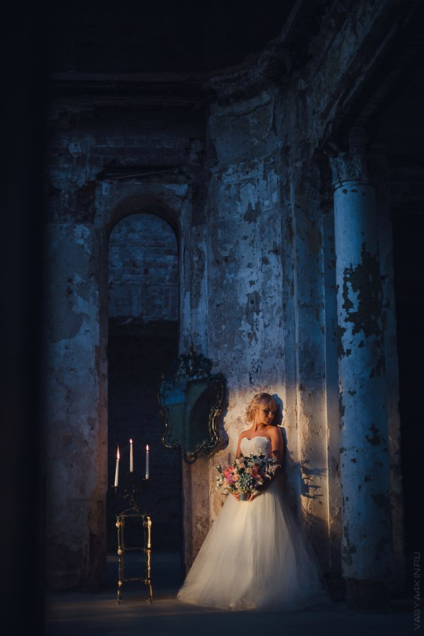 Костер, вокруг которого собираются гости свадьбы, создает теплую и уютную атмосферу на этой фотографии