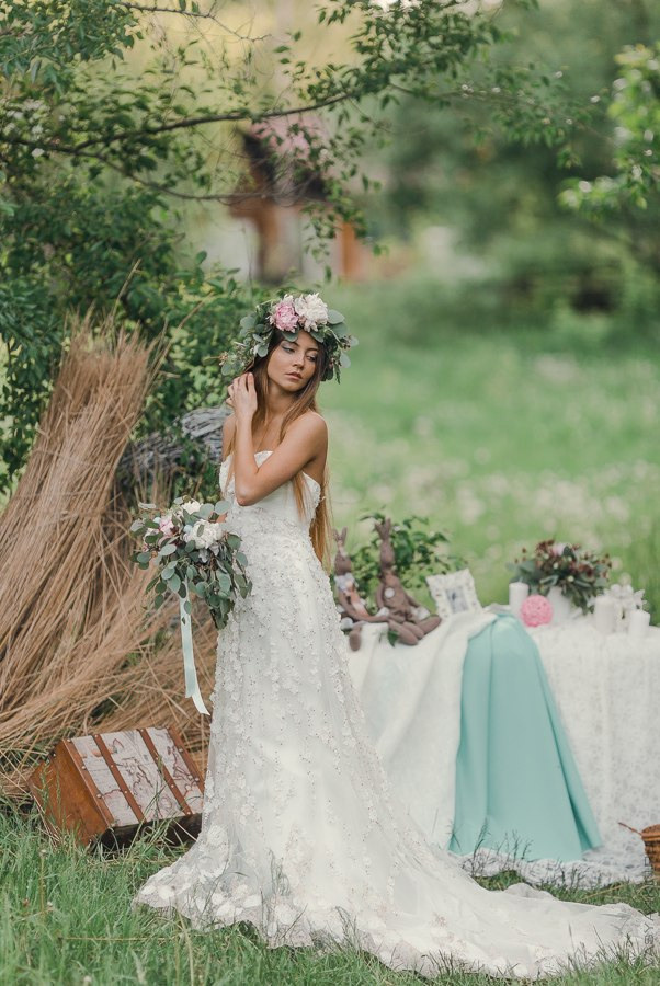 Пара, гуляющая по тропинке, увитой цветами в нежное сердце формы