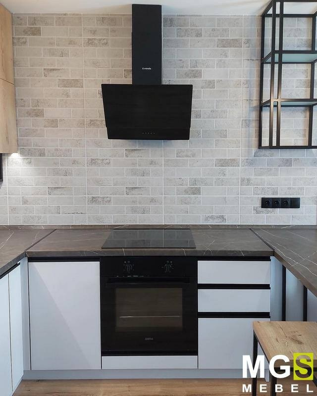 Рабочая поверхность и вытяжка в черном цвете