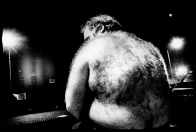 фотография Микаэля Акермана с ночным городом и высоким контрастом