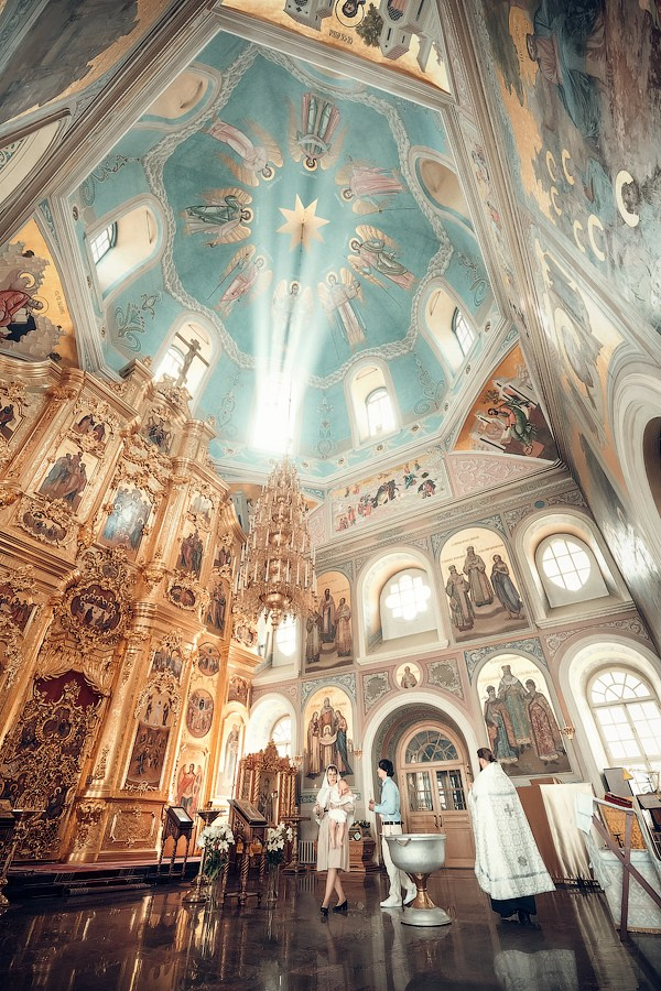 фотограф крещение венчание видео видеограф таинство храм церковь крестины Москва фотосъемка видеосъёмка  младенец   крестильная рубашка  крещение ребенка купель  крест  крестик 