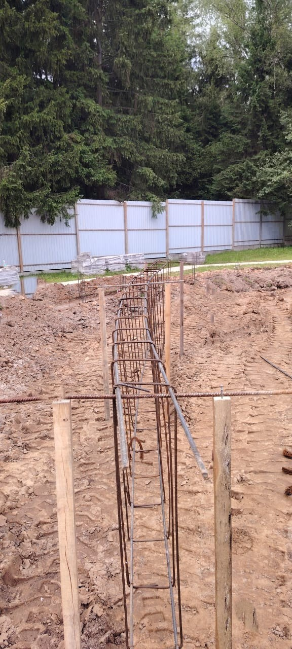 Разметка и выемка грунта под дорожки и подпорную стенку. Начало формирования ландшафта участка