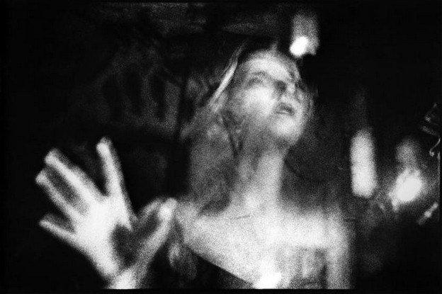 зернистая чёрно-белая фотография Микаэля Акермана с размытием