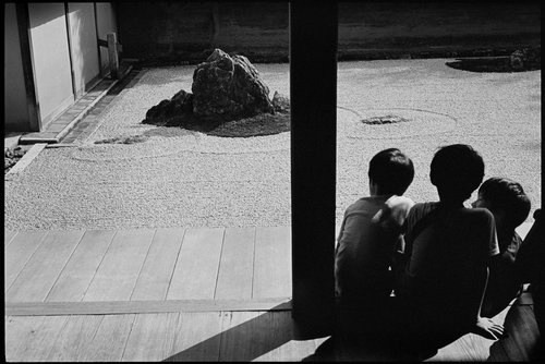 минималистичная уличная фотография Сирила Дрюара с высокой контрастностью