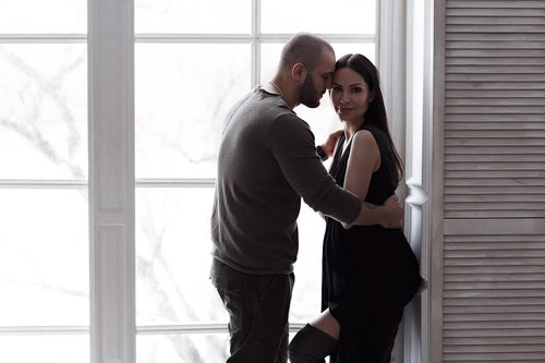 Фотосессия беременности с мужем в стиле минимализм. Семейный и женский фотограф в Санкт-Петербурге Виктория Кострова