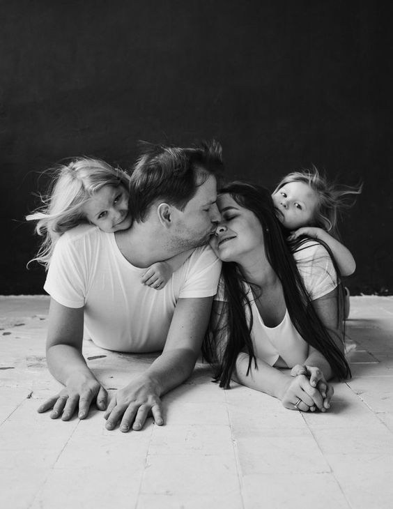 Семейная фотосессия в студии. Фотограф в Иркутске Кристина Телегина