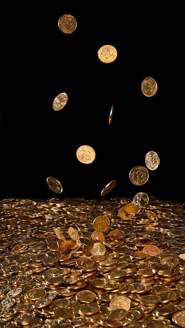 фотограф Андрей Богатов Сызрань, монеты летят на черном фоне