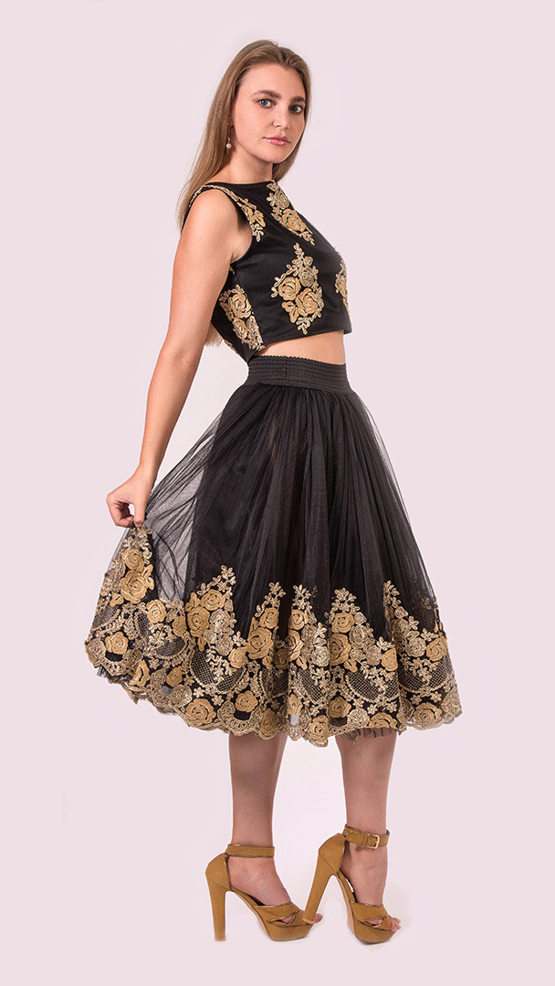 фотограф Андрей Богатов Сызрань, на белом фоне, девушка в красивой юбке