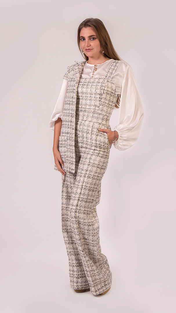 предметная фотосъёмка, на белом фоне, строгий образ молодой дамы