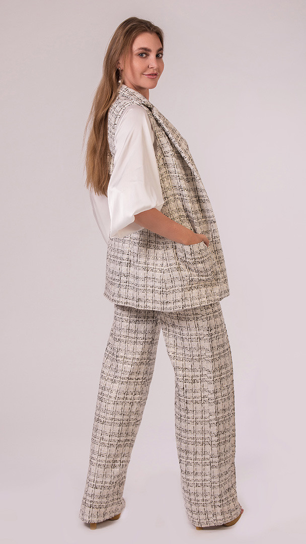 фотосъёмка одежды на модели, на белом фоне, женский белый костюм для работы в офисе