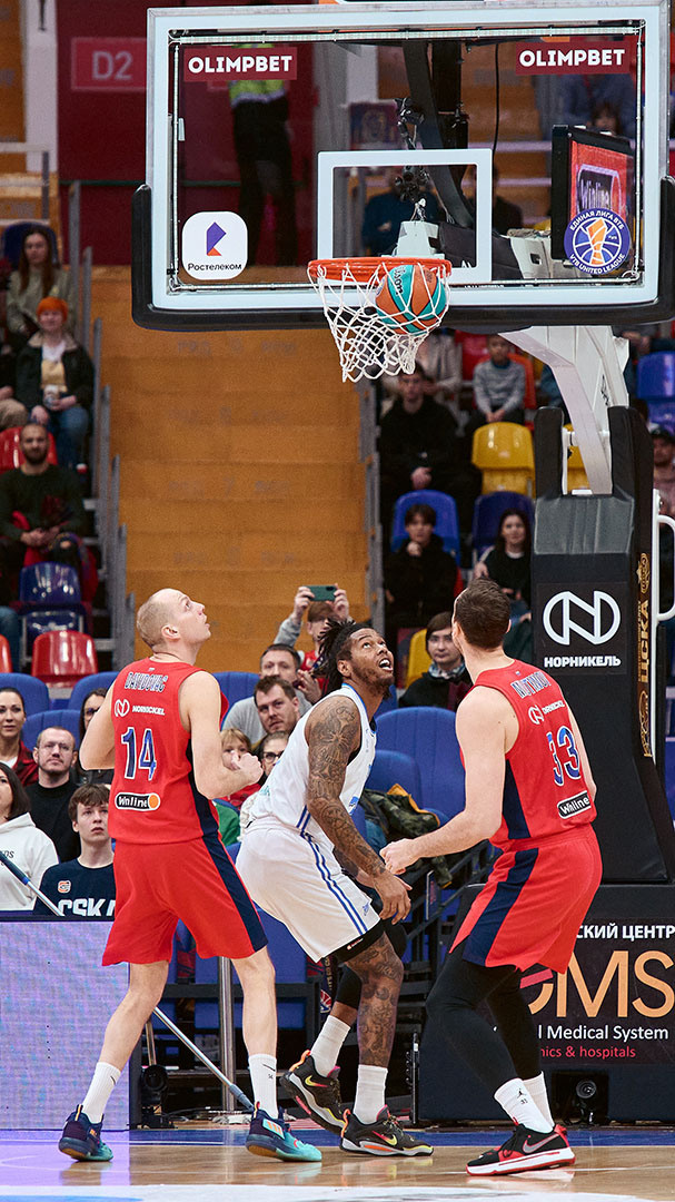 Баскетбольный матч ЦСКА-Зенит, спорт фото, атака игрока Зенит