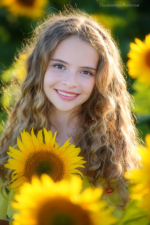 детский фотограф Севастополь.  Детская фотосессия с букетом подсолнухов
