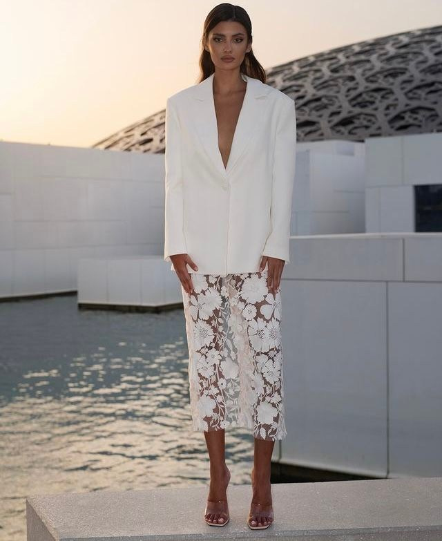 Стильный новогодний образ 2026 для женщин, женские образы на Новый год 2026. elegantnyj-obraz-Belyj-oversajz-zhaket-i-belaya-prozrachnaya-yubka