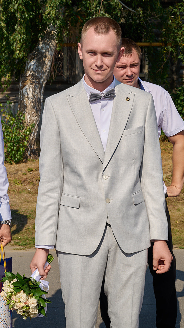 жених с цветами приехал выкупать невесту