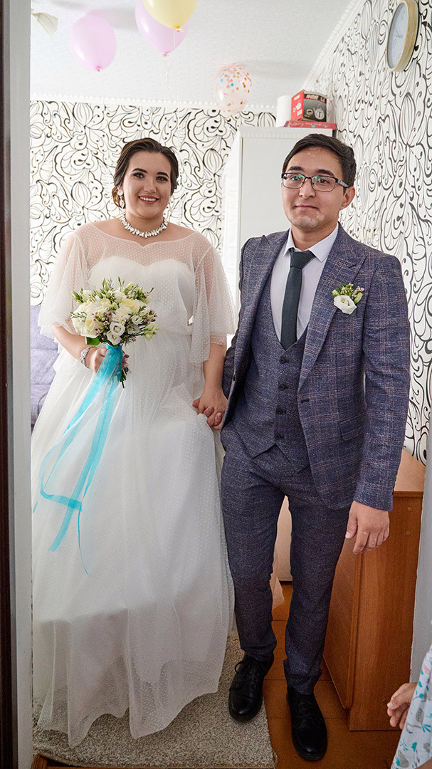 свадебная фотосессия, жених забирает невесту