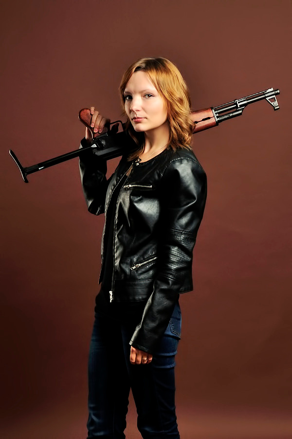 Девушка с Автоматом Калашникова