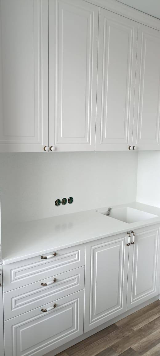 Кухня белая с фрезеровкой мебель в Томске на заказ недорого по индивидуальным размерам Корпусная. Диваны, кровати и т.д.