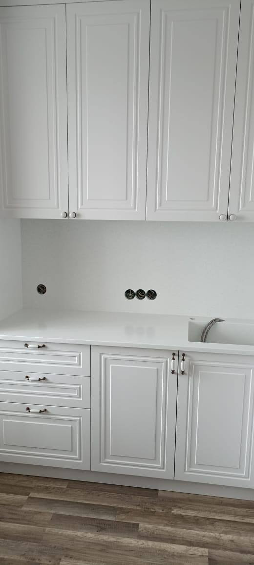 Классическая кухня до потолка с фрезеровкой и ручками мебель в Томске на заказ недорого по индивидуальным размерам Корпусная. Диваны, кровати и т.д.