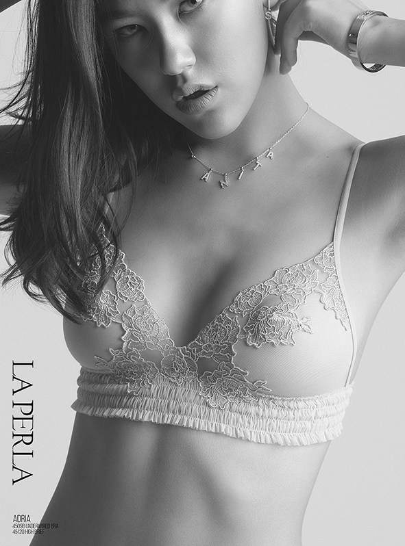 La Perla: чёрно-белый крупный план модели в кружевном бюстгальтере.