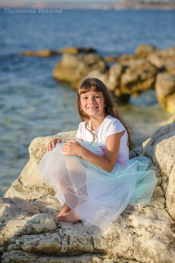 Детский фотограф Севастополь. Фотосессия у воды на камнях