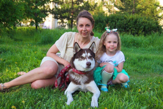 белая хаски и мама дочь семья на траве природа