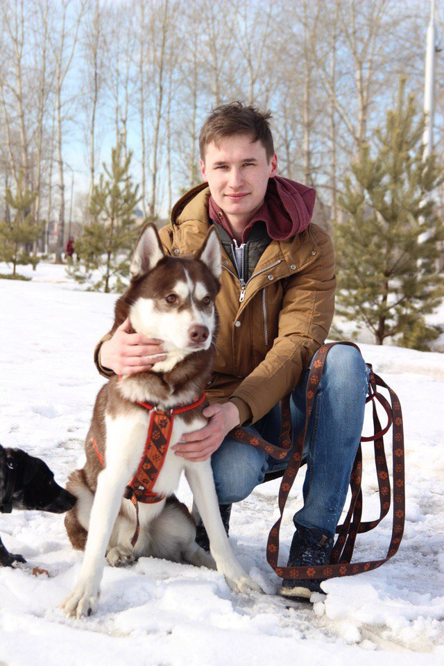 парень обнимает хаски зима белый снег 