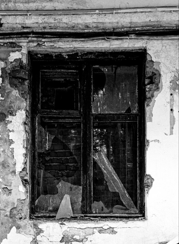 Кирпичный Савван — когда стена становится архивом боли. Вадим Топорёнок | Манифест теней